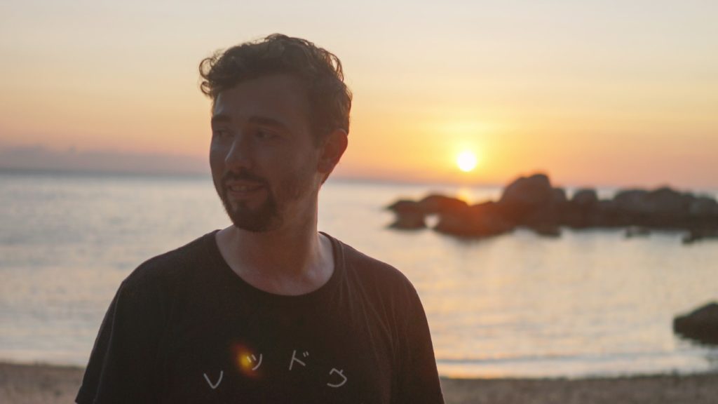 Reisepodcast Moderator Philip im Sonnenuntergang